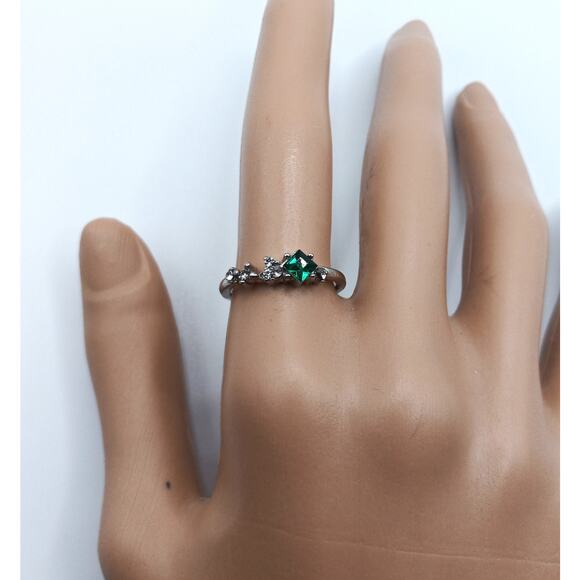 Lovely New Green Cubic Zirconia Ring Size 7.25 - Picture 1 of 3